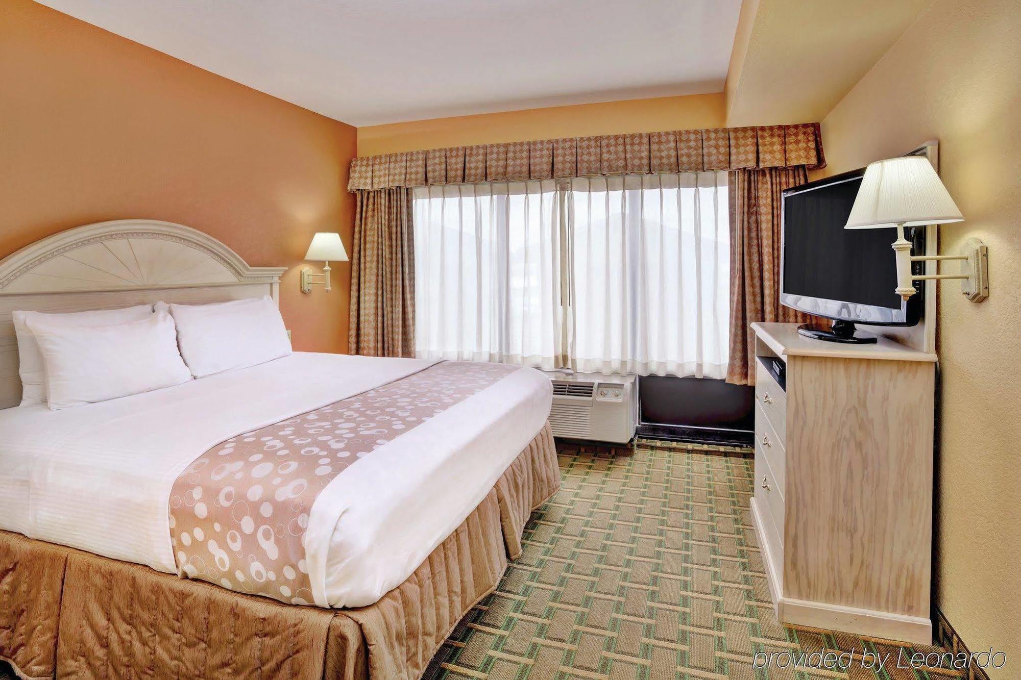 Wingate By Wyndham East Hotel 3*