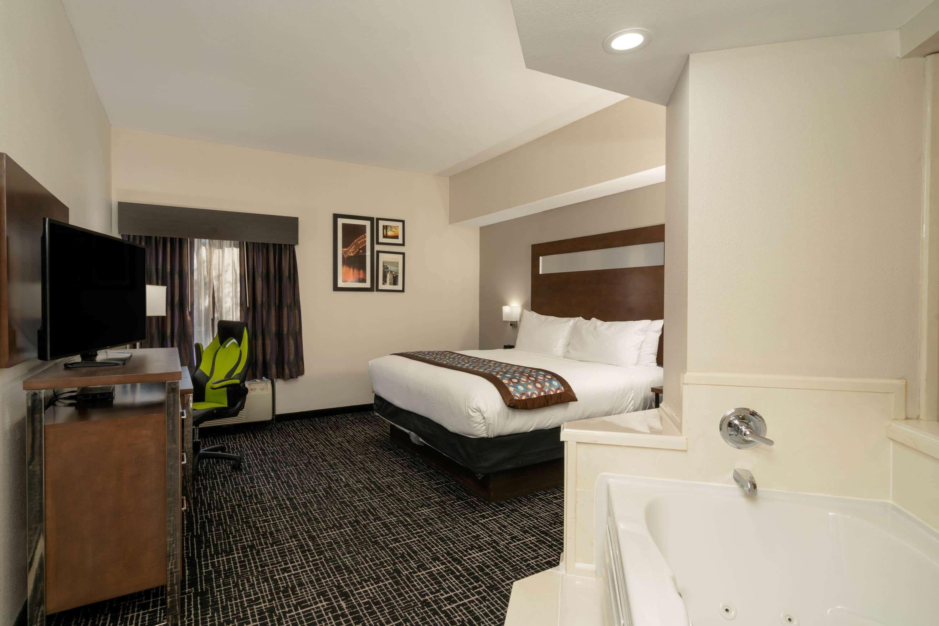 Wingate By Wyndham East Hotel